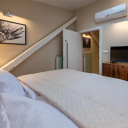 On The Main Street With Parking Old Town Appartement *