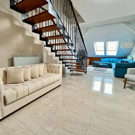 On The Main Street With Parking Old Town Appartement