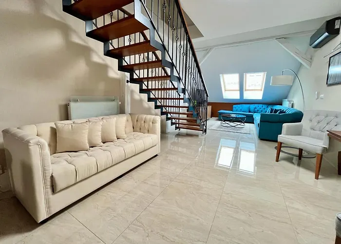 On The Main Street With Parking Old Town Appartement